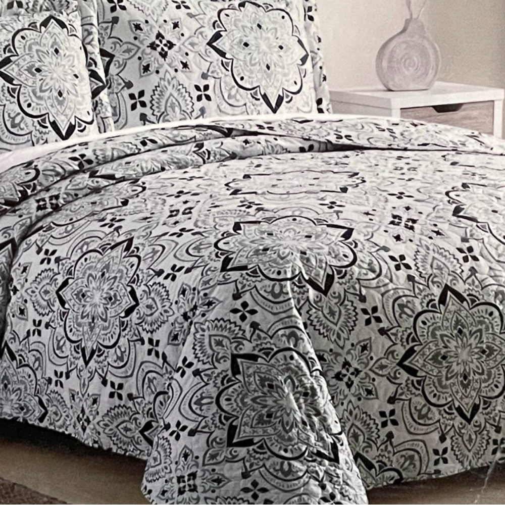 BNWT Elegant Black and White Quilt Set
